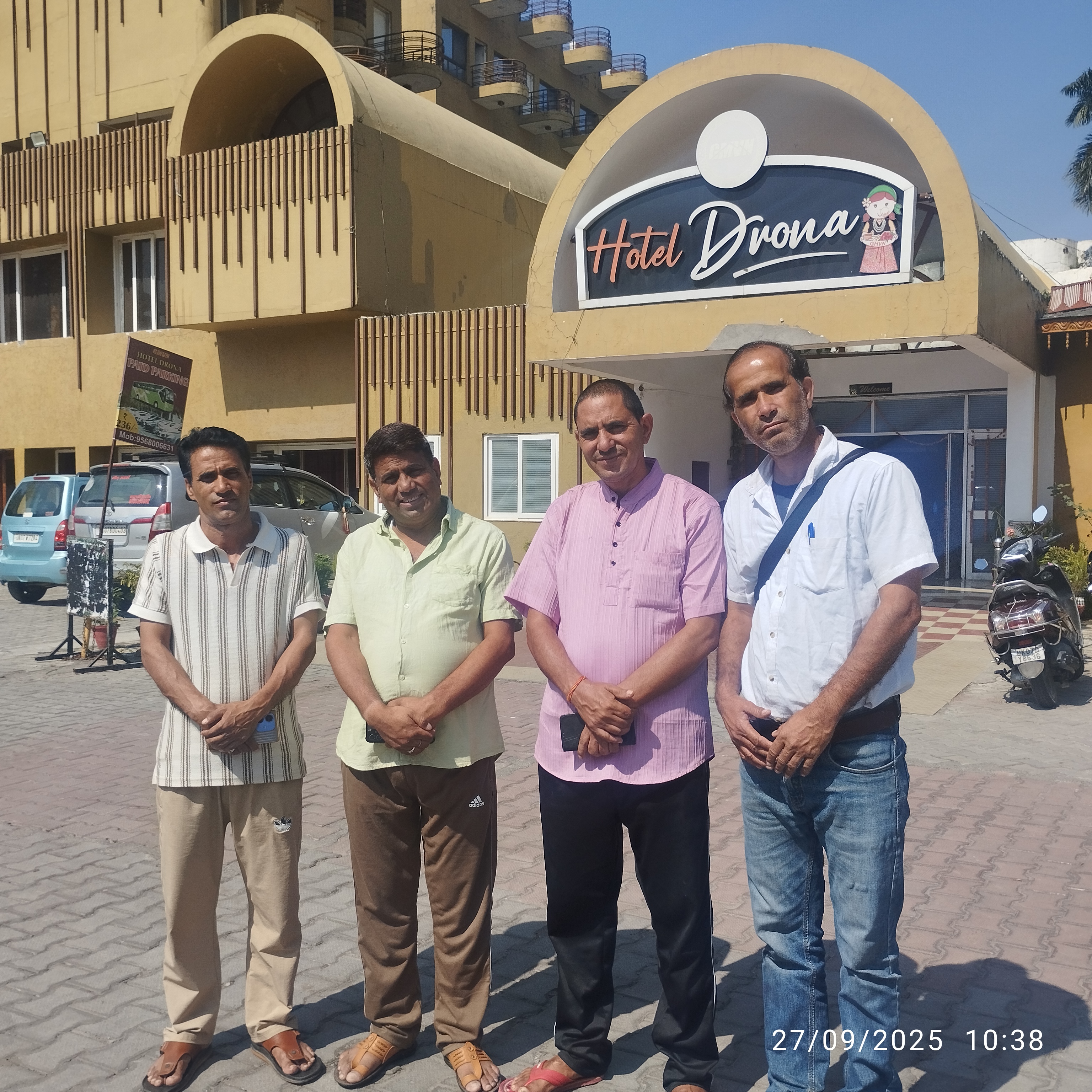 बेरोजगार युवाओं के साथ