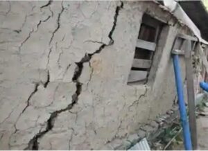 पूर्णा गांव में भू-धंसाव से हाहाकार, कई घरों में पड़ी दरारें
