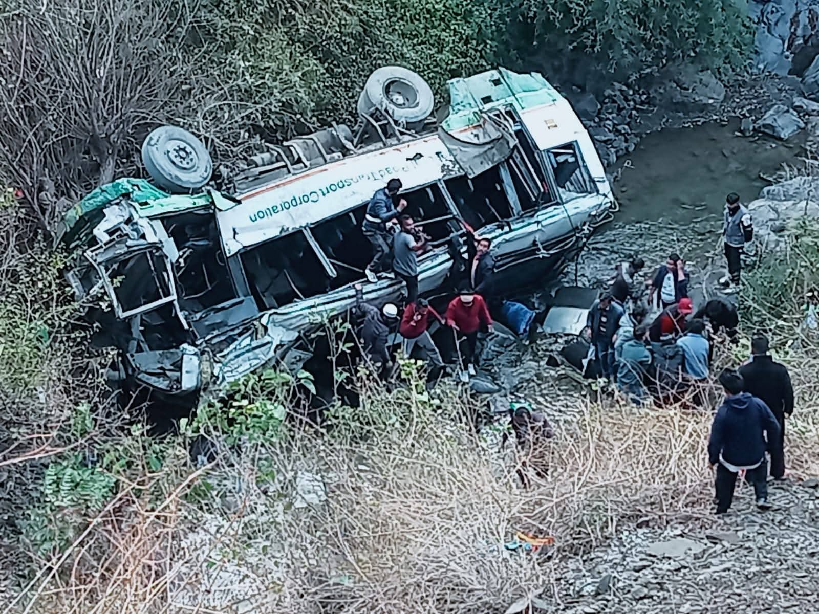 देहरादून में हिमाचल रोडवेज की बस खाई में गिर गई,